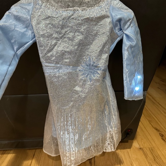 Disney Frozen 2 Elsa Adventure Dress up light up Halloween Costume 4-6 - Picture 3 of 4